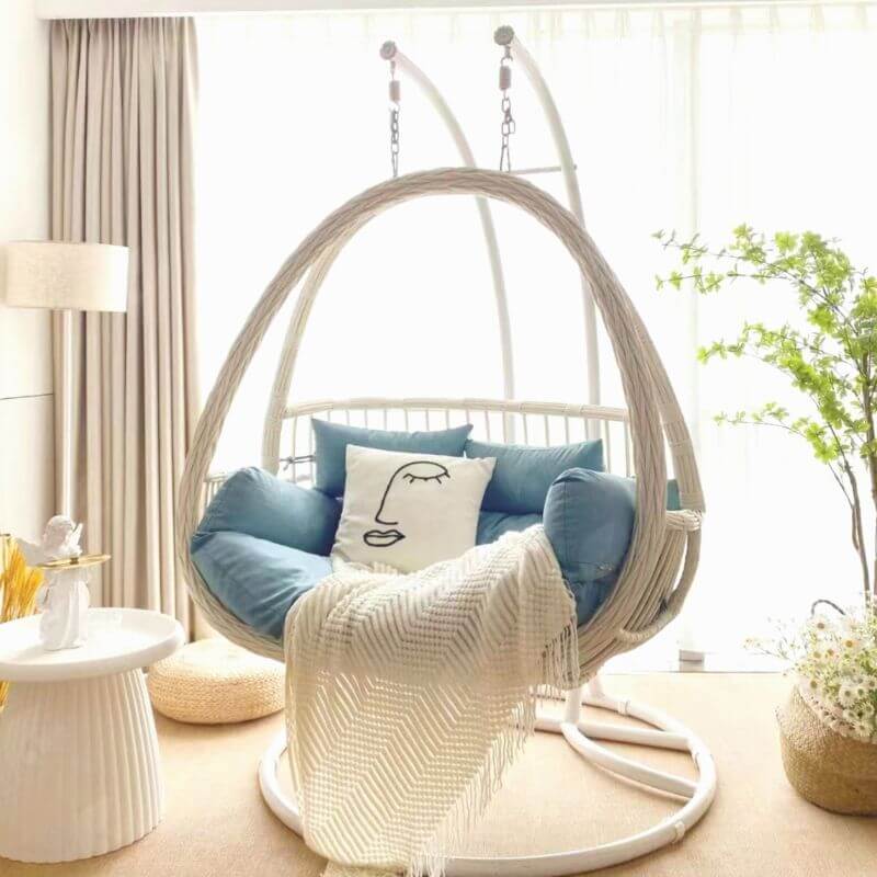 Tropical porch swing with corrosion-resistant cushions, alloy chain, and sturdy stand included main product image Image principale du produit