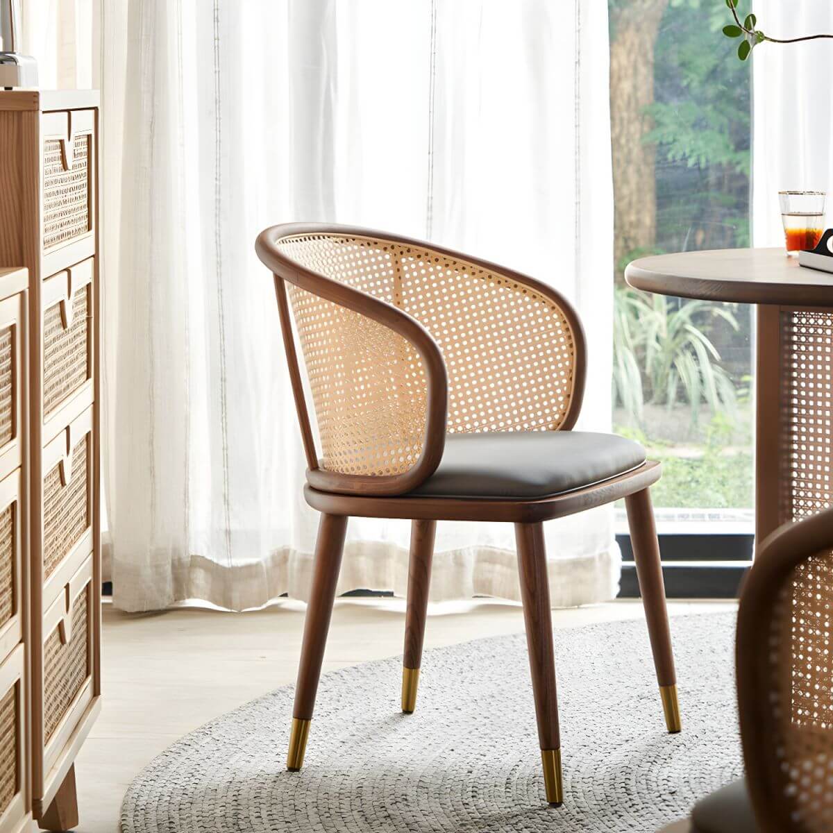 5-piece solid wood dining set with round rattan table and four chairs for dining room Image principale du produit