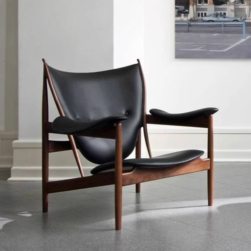 Contemporary black accent chair with tangerine accents Image principale du produit