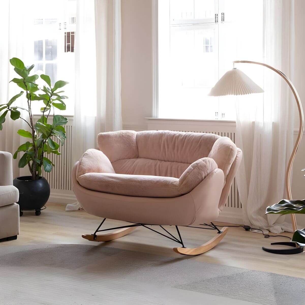 Zeitgenössischer Samtbezogener Schaukelstuhl mit natürlichen Holzbeinen und Spindelrücken Zweitbild