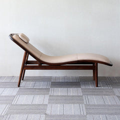 Leg close-up of the brown wooden chaise lounge