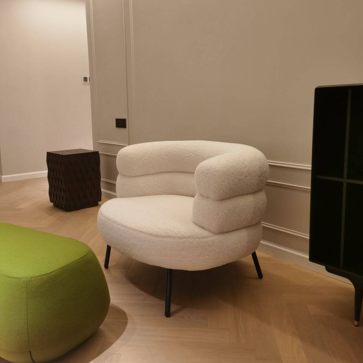 Arm chair with arched back design