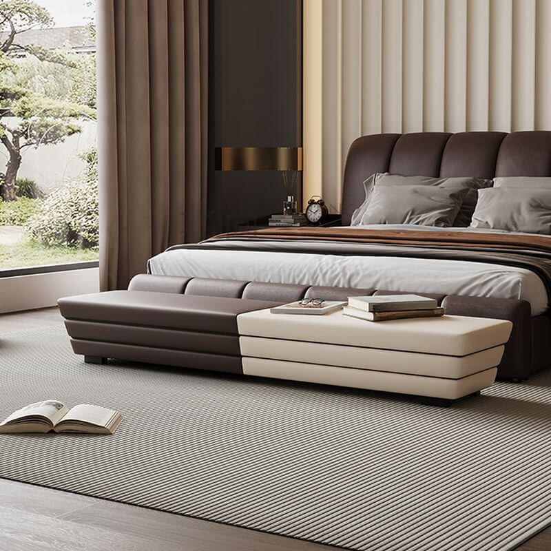 Minimalist upholstered solid color accent bench in a bedroom setting Image principale du produit