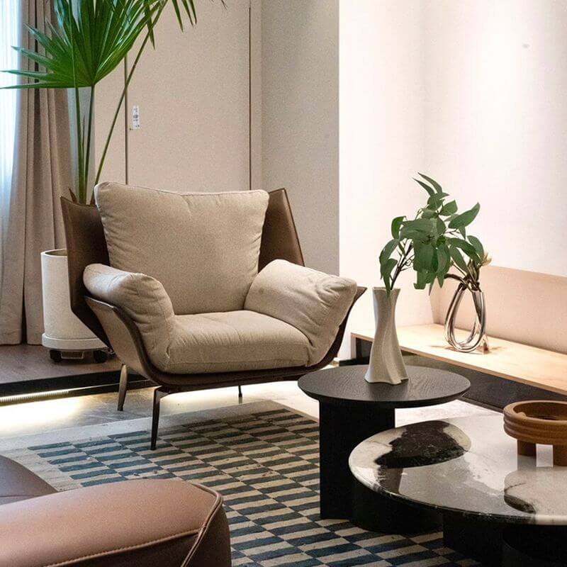 Chaise d'accentuation blanche minimaliste avec dossier fixe, accoudoirs, coussins amovibles et oreiller Image secondaire du produit