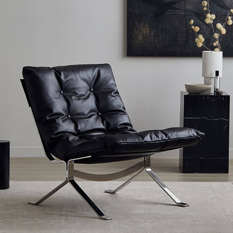 Close-up of tufted back and arm of lounge chair メイン画像