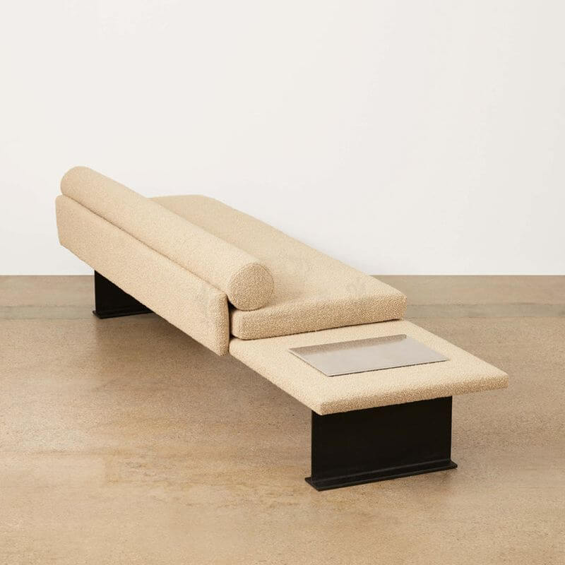Modish upholstered bench in beige color Imagen principal del producto