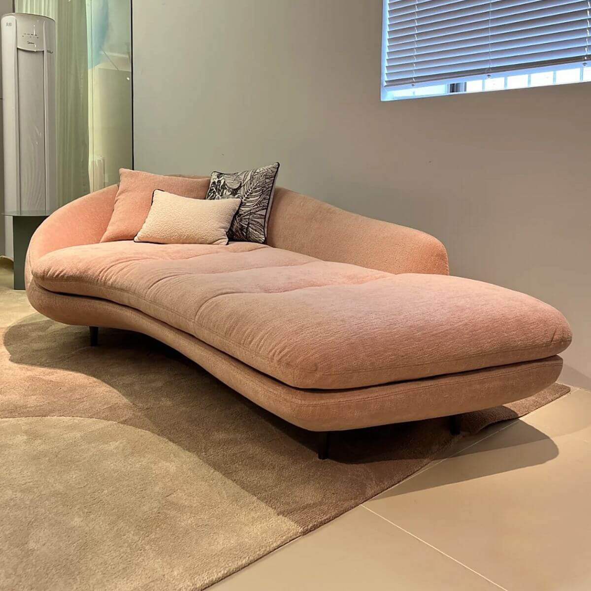 Padded Corner Unit Chaise Chair in black upholstery Imagen principal del producto