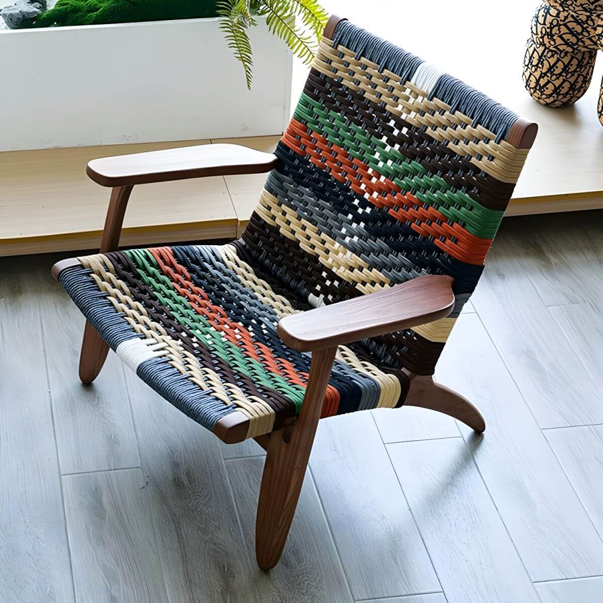 Sillon parche con respaldo trenzado y diseno tropical