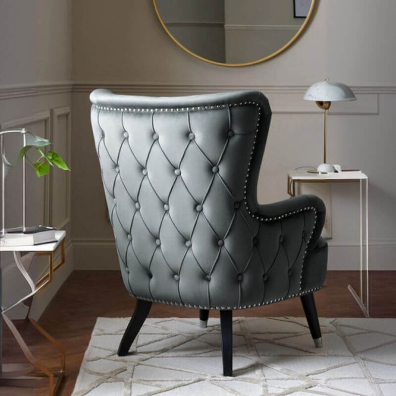 Silla wingback retro azul y cacao con detalle capitonado y borde de tachuelas