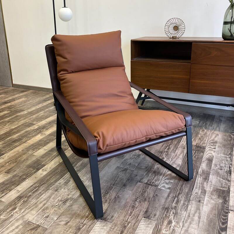 Einfarbiger Kastanienbrauner Sessel mit Kissenrücken, Armlehnen, Überwurf, abnehmbaren Kissen und Reclinierfunktion Zweitbild