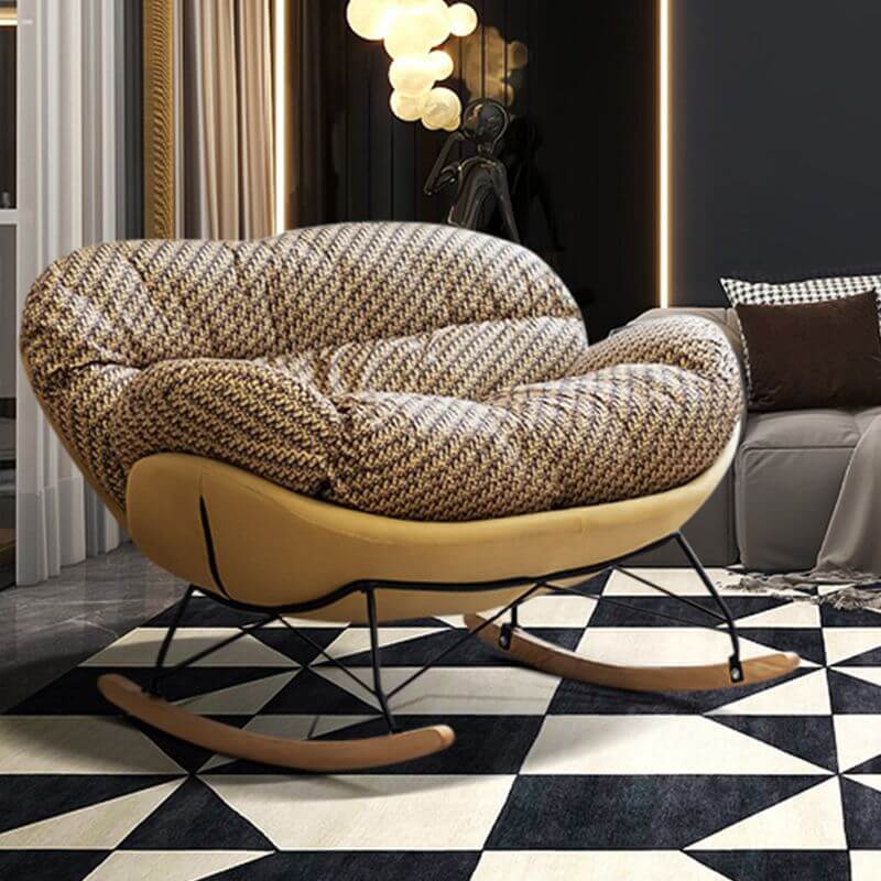 Stylisher Schaukelstuhl: Moderner Indoor-Sitz mit gepolsterter Sitzfläche und natürlichen Holzbeinen Zweitbild