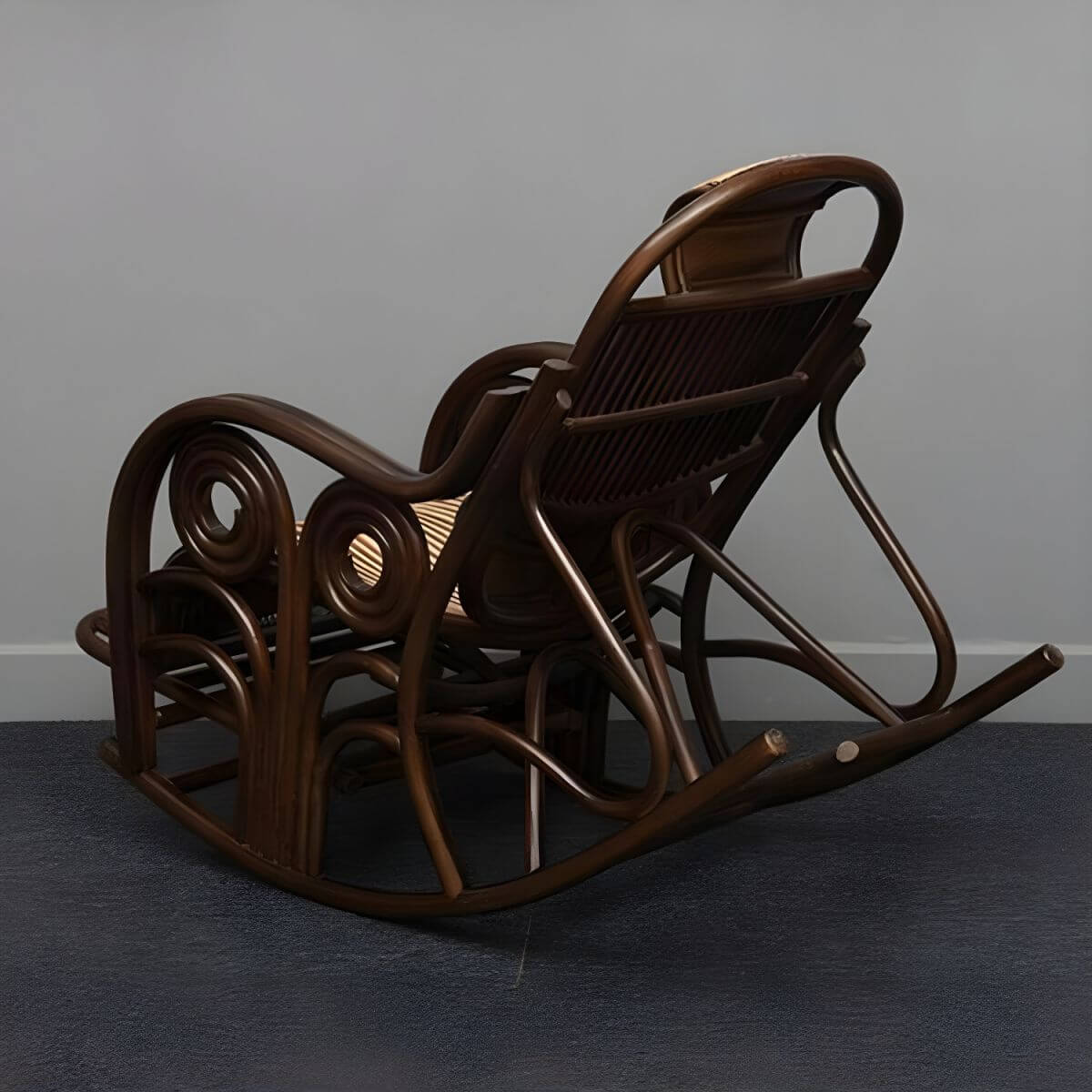 Chaise à bascule en rotin noir traditionnel avec dossier à fuseaux et pédale Image secondaire du produit