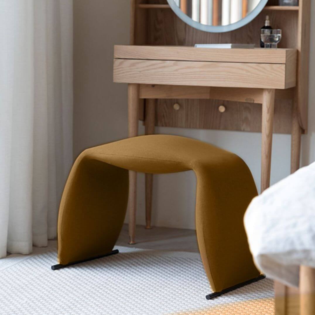 Tabouret d'Accent Tendance en Couleur Unie avec Rembourrage Noir/Jaune sur une Base en Toboggan Image secondaire du produit