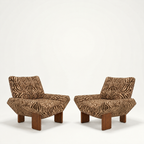 Sillon lounge con estampado de tigre, patas de madera de fresno y brazos esculturales