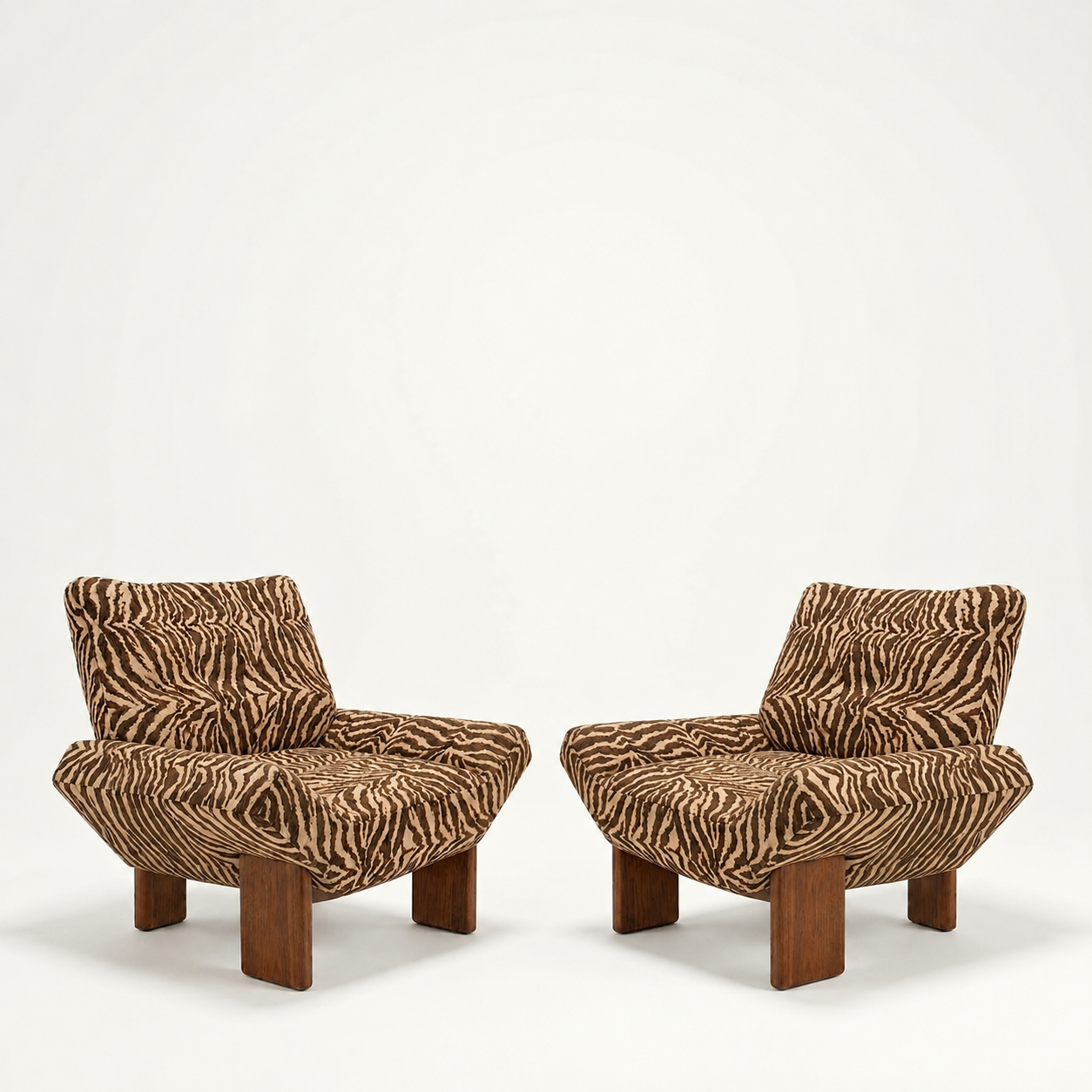 Sillon lounge con estampado de tigre, patas de madera de fresno y brazos esculturales