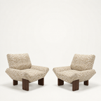 Sillon lounge con estampado de tigre, patas de madera de fresno y brazos esculturales