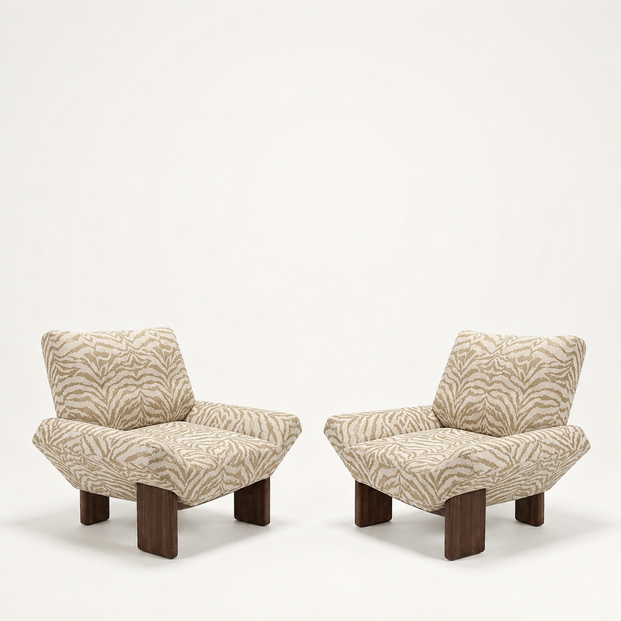 Sillon lounge con estampado de tigre, patas de madera de fresno y brazos esculturales