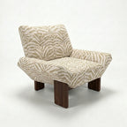 Sillon lounge con estampado de tigre, patas de madera de fresno y brazos esculturales