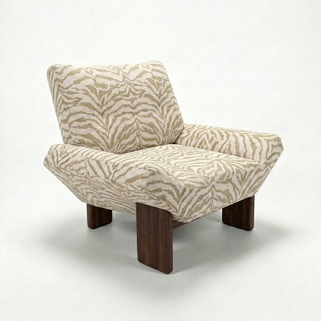 Sillon lounge con estampado de tigre, patas de madera de fresno y brazos esculturales