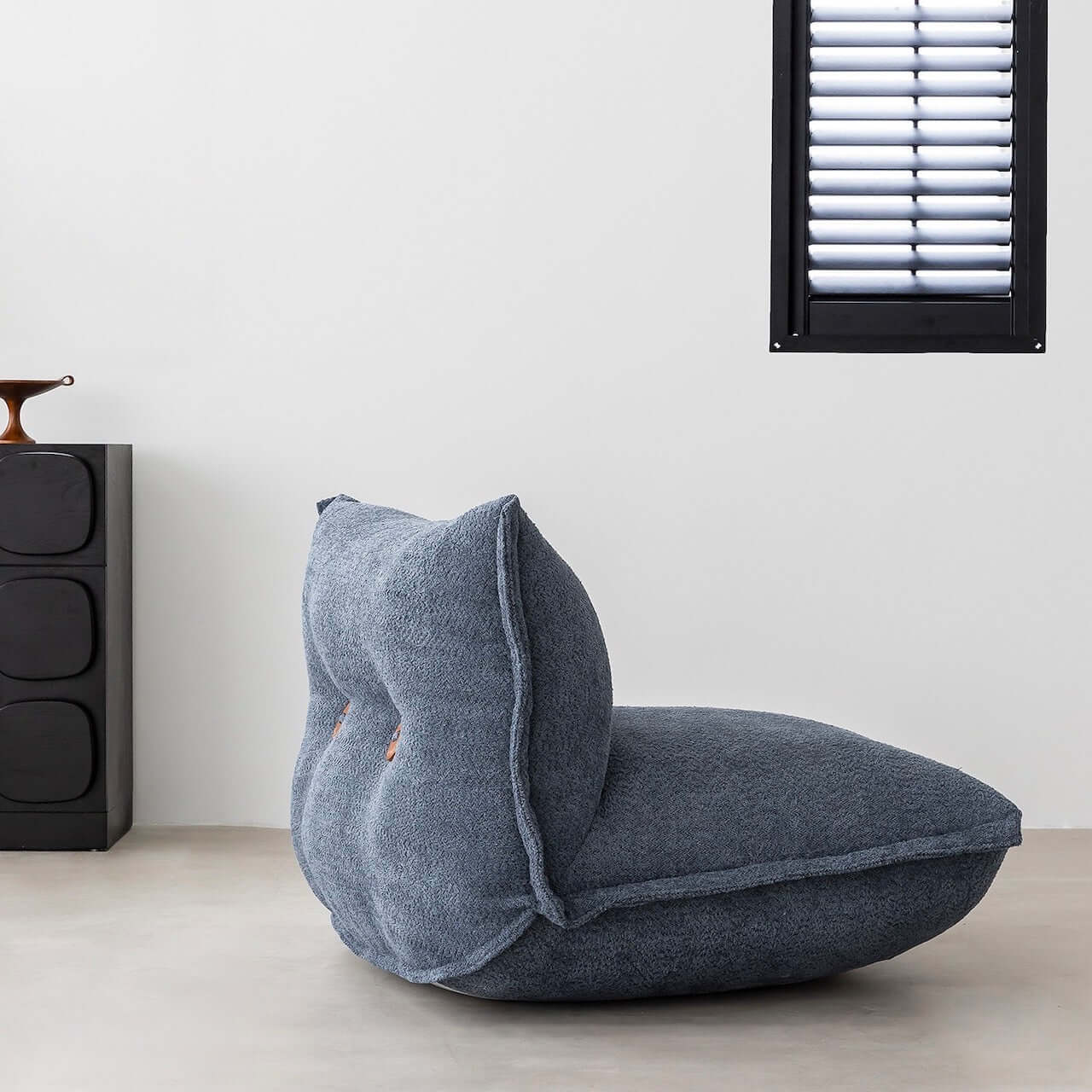 White alpaca boucle caterpillar single sofa lounge chair with floor-standing design main product image メイン画像