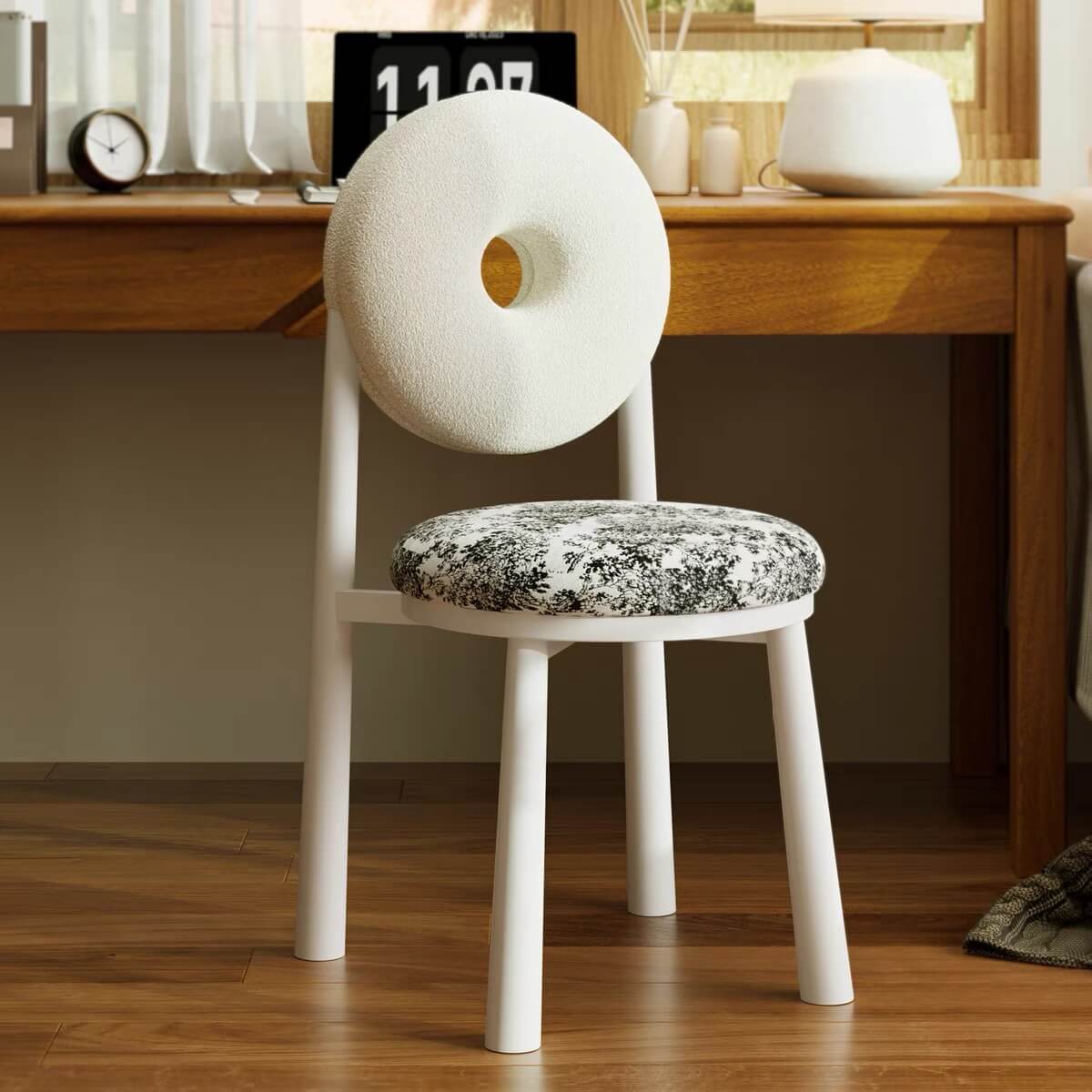 Fashionable boucle sherpa side chair