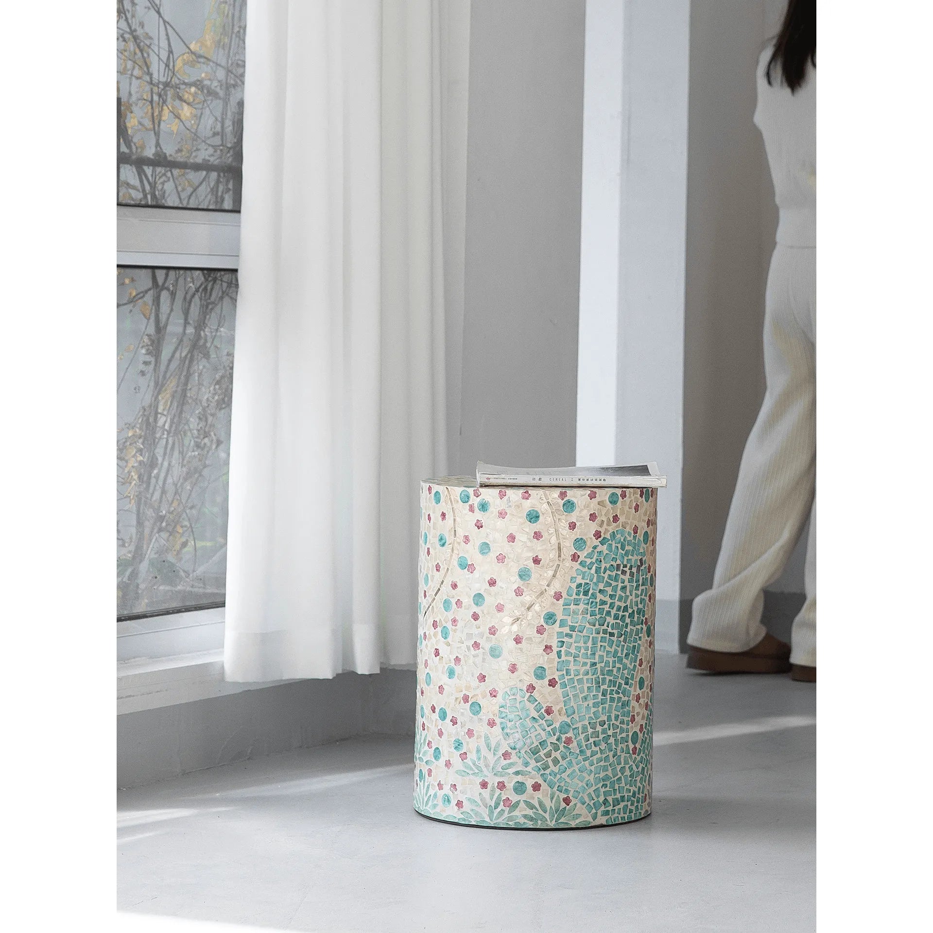 Artisanal Shell Mosaic Drum Side Table for Bedroom and Living Room Main Product Image Image principale du produit