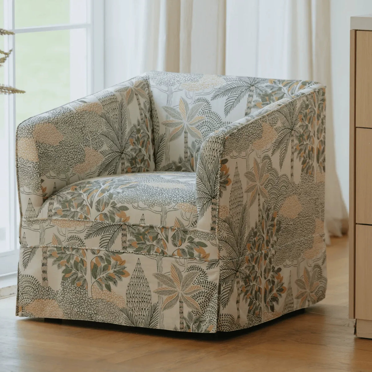 Botanical Upholstered Accent Chair with Vintage Silhouette and Cocooned Comfort Main Product Image Imagen principal del producto