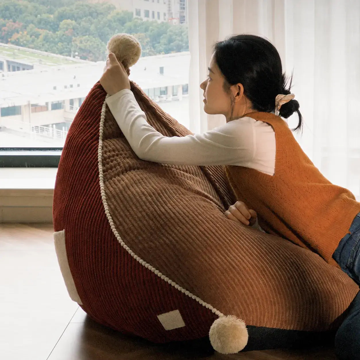 Fauteuil poire en velours côtelé à blocs de couleurs avec finition à pompons français Image secondaire du produit