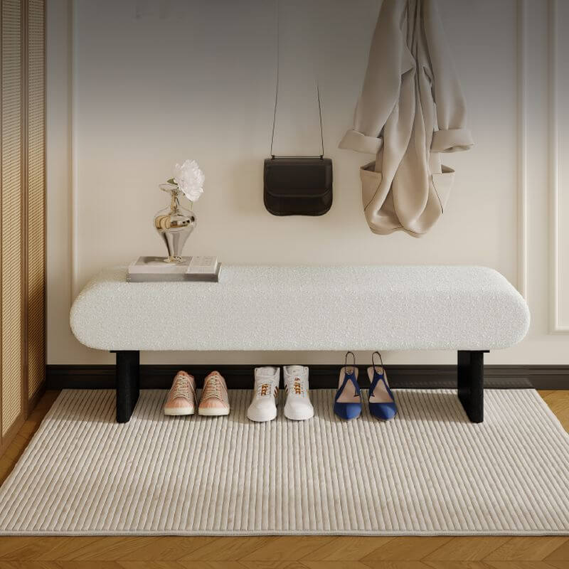 Kompakte rückenlose Schlafzimmerbank mit plüschigem Sherpa-Polster und natürlichem Holzsockel – cocochairs