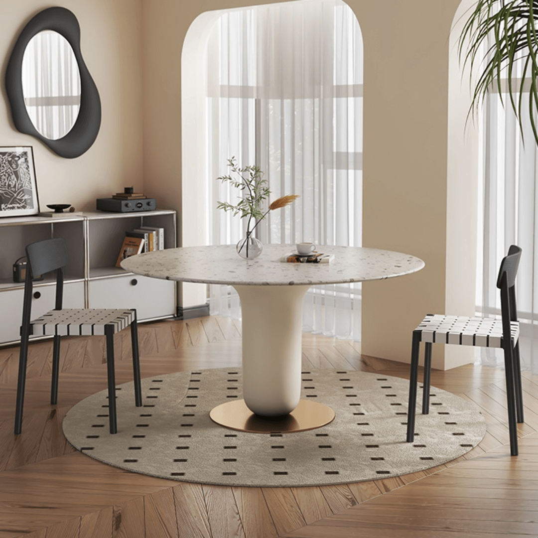 Eleganter runder Esstisch aus Terrazzo mit stilvollem Holz- und Metallgestell