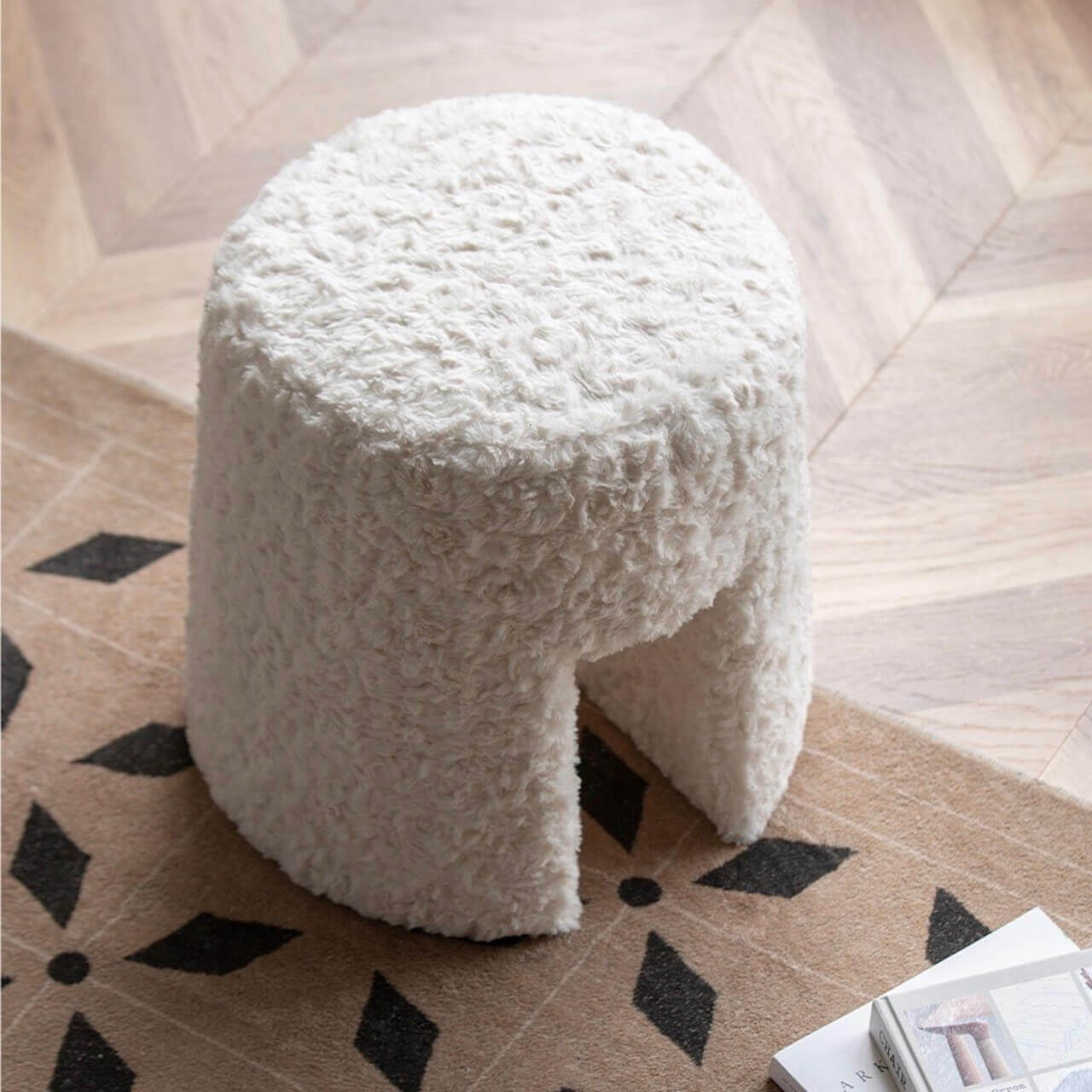 Elegant white boucle makeup stool with minimalist design メイン画像