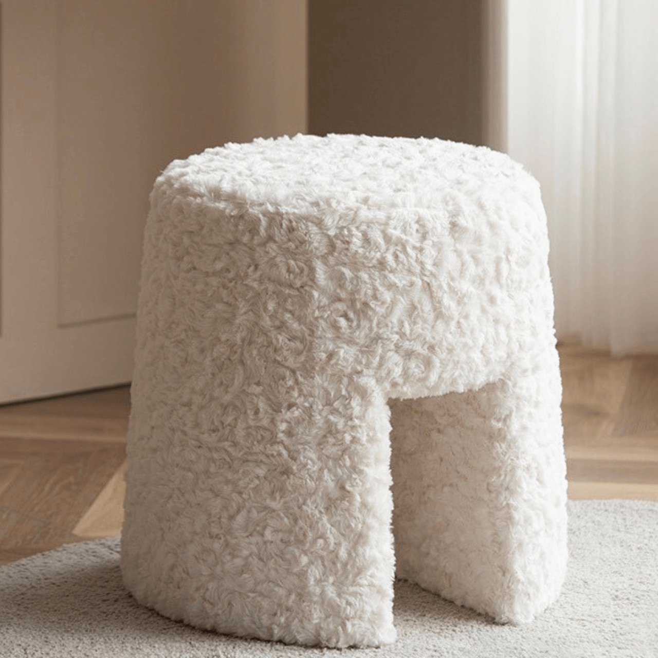 Hat-shaped minimalist makeup stool in white boucle