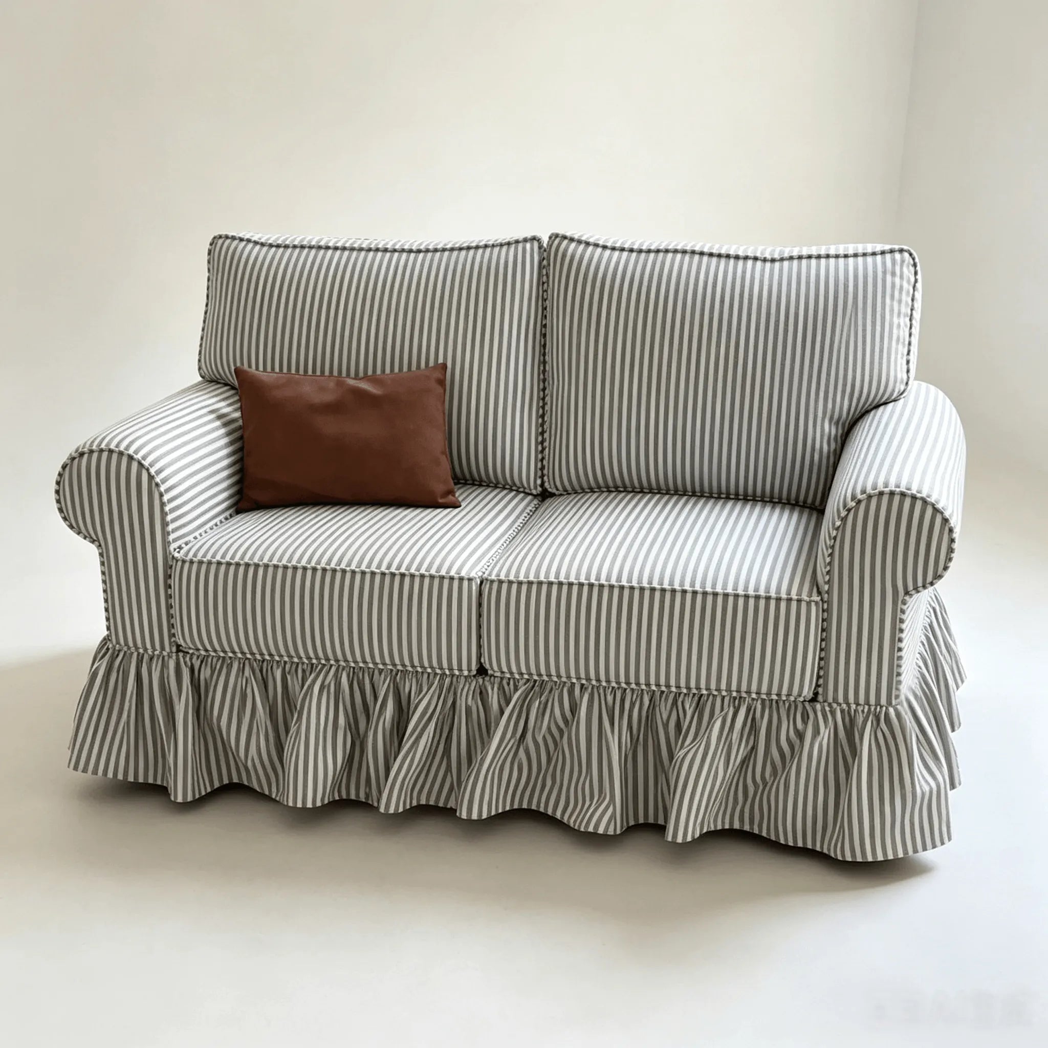 Französischer Streifen-Rüschensaum-Sofa mit Rollarmen und üppiger Polsterung Zweitbild