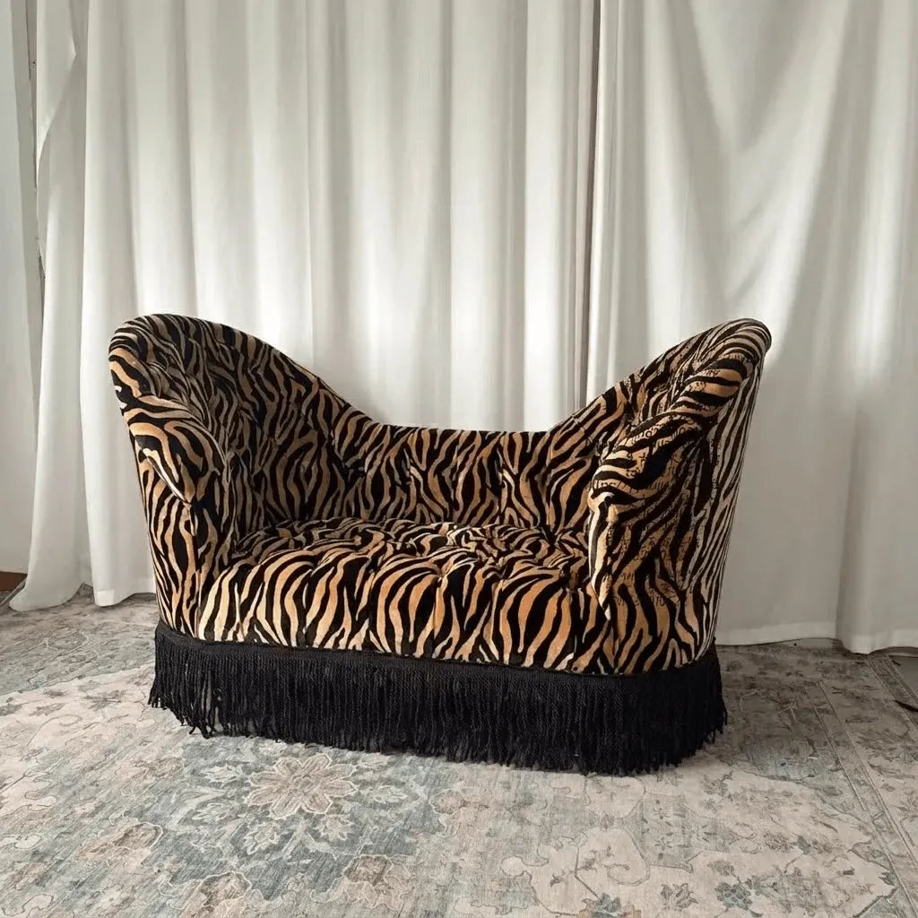 French Vintage Leopard Print Sofa with Tufted Velvet and Curved Arms Imagen secundaria del producto