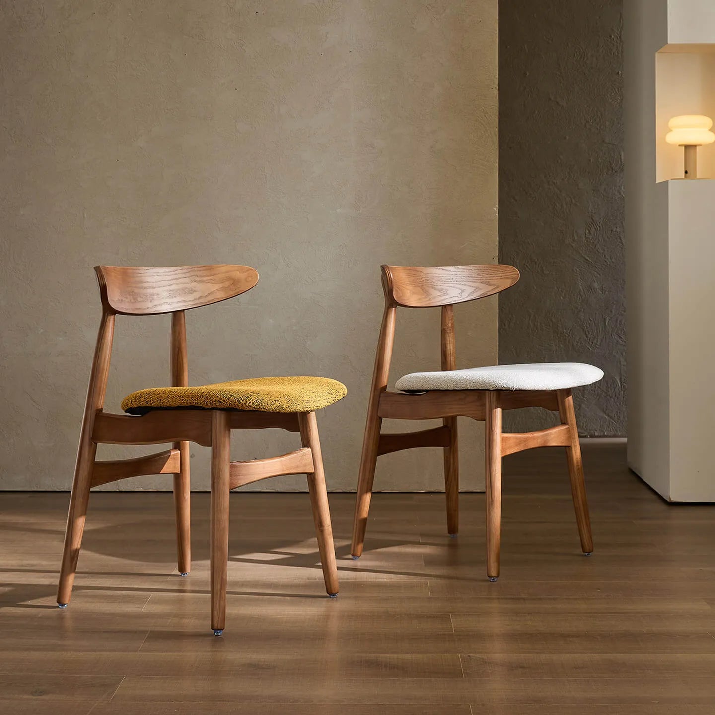 French Vintage Solid Ash Wood Dining Chair with Linen Upholstery Main Product Image Image principale du produit