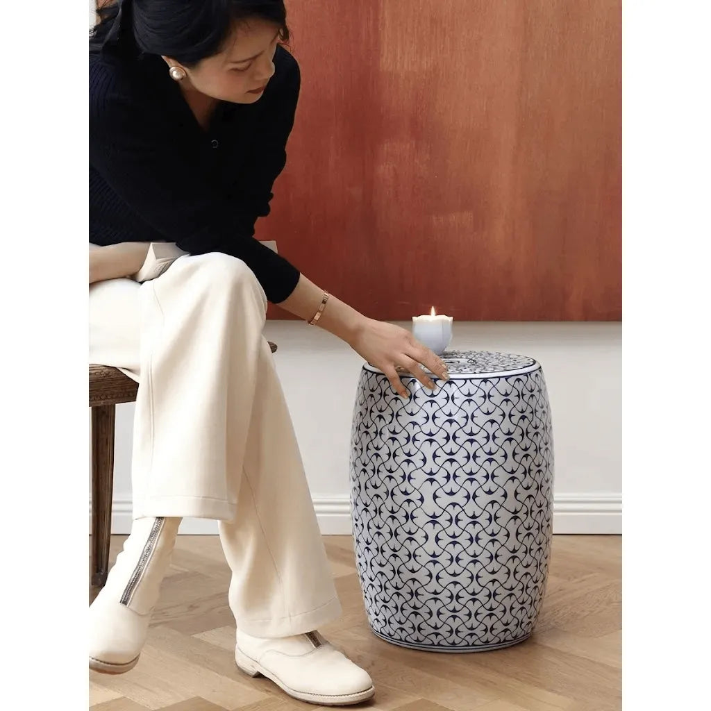 Hand-Painted Blue and White Ceramic Drum Side Table for Elegant Living Spaces Image secondaire du produit