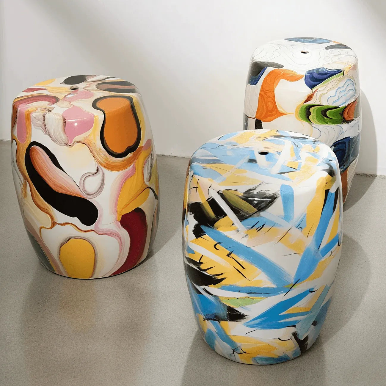 Hand-Painted Glossy Ceramic Drum Side Table With Gallery Style Appeal Main Product Image Image principale du produit