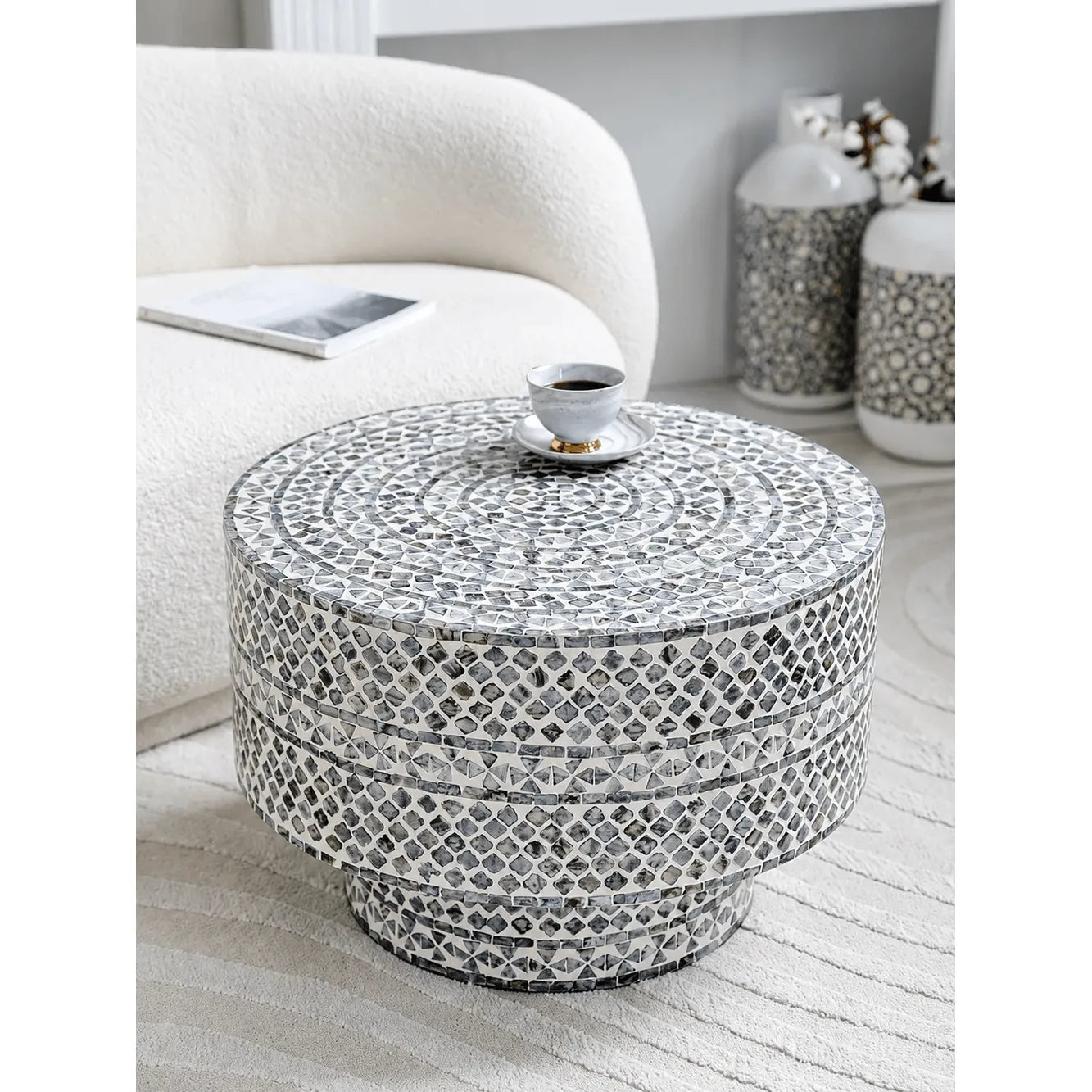 Handcrafted Mother of Pearl Coffee Table, Sculptural Pedestal Drum Accent Image secondaire du produit