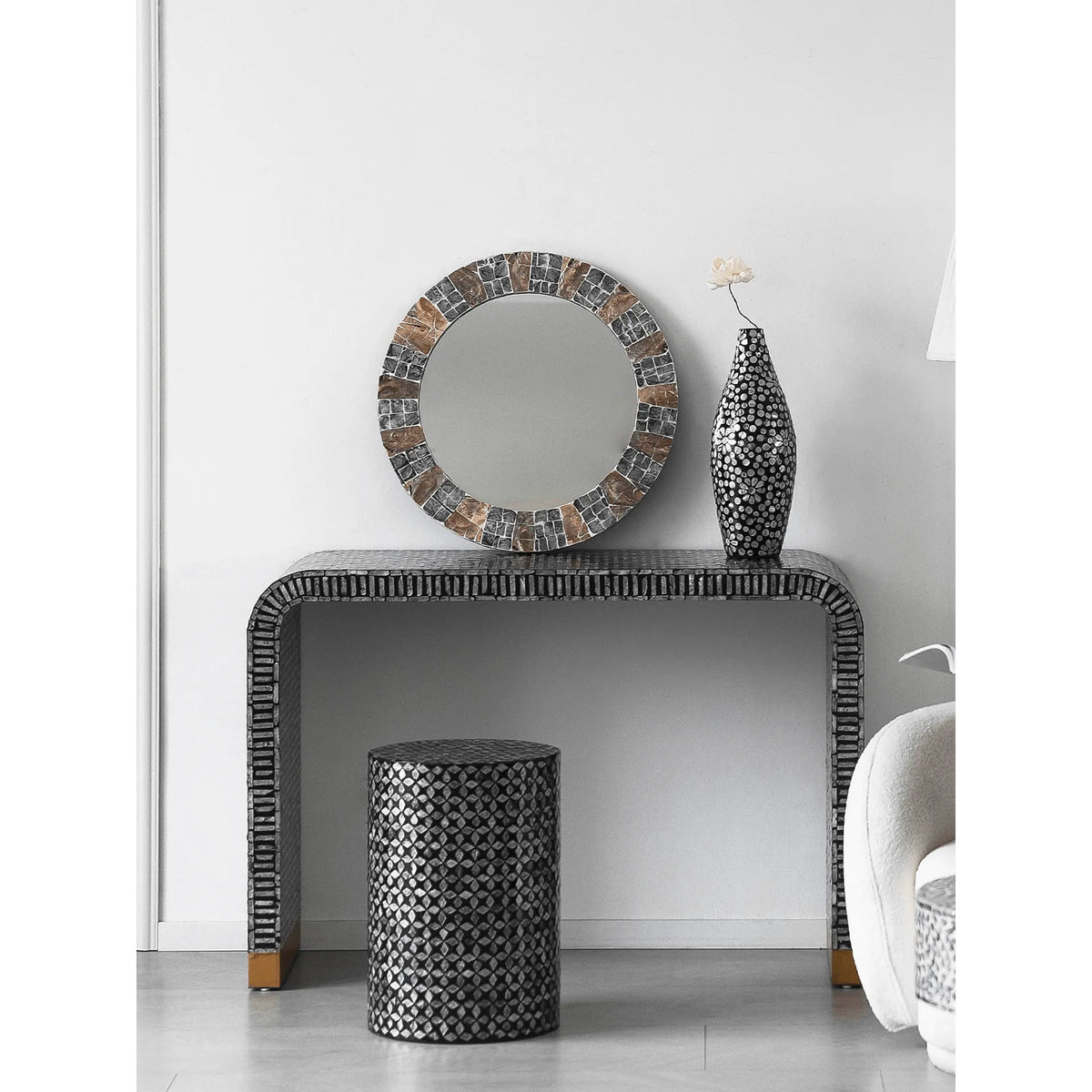 Handmade Mother of Pearl Console Table With Arched Silhouette and Gold-Tipped Base Main Product Image メイン画像