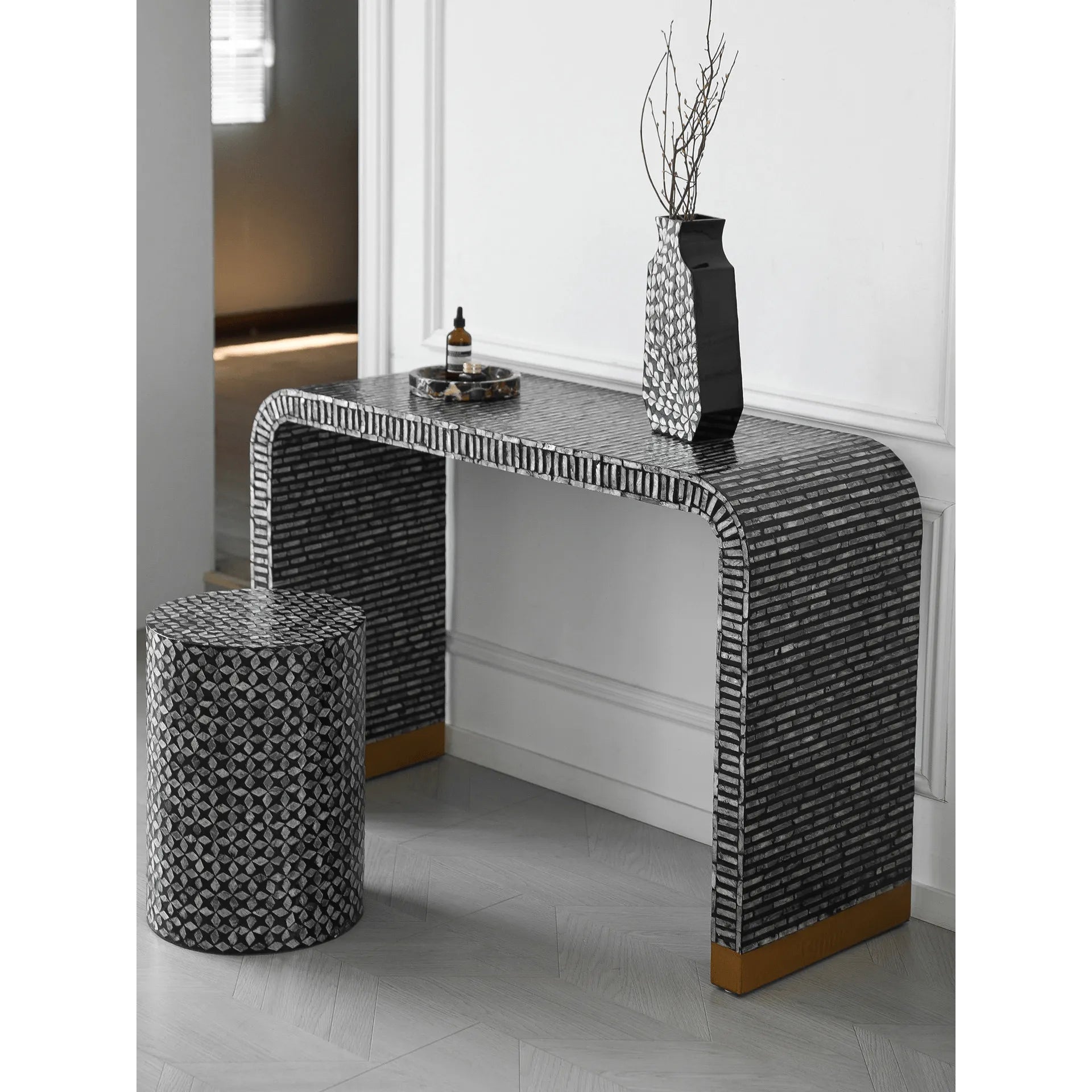 Handmade Mother of Pearl Console Table With Arched Silhouette and Gold-Tipped Base サブ画像