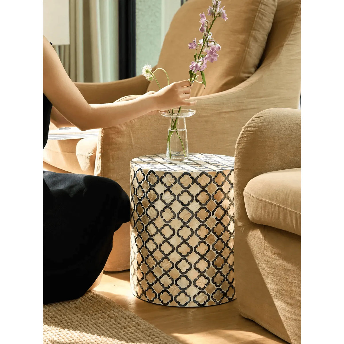 Handmade Mother of Pearl Side Table, Clover Shell Pedestal Accent Main Product Image Hauptbild