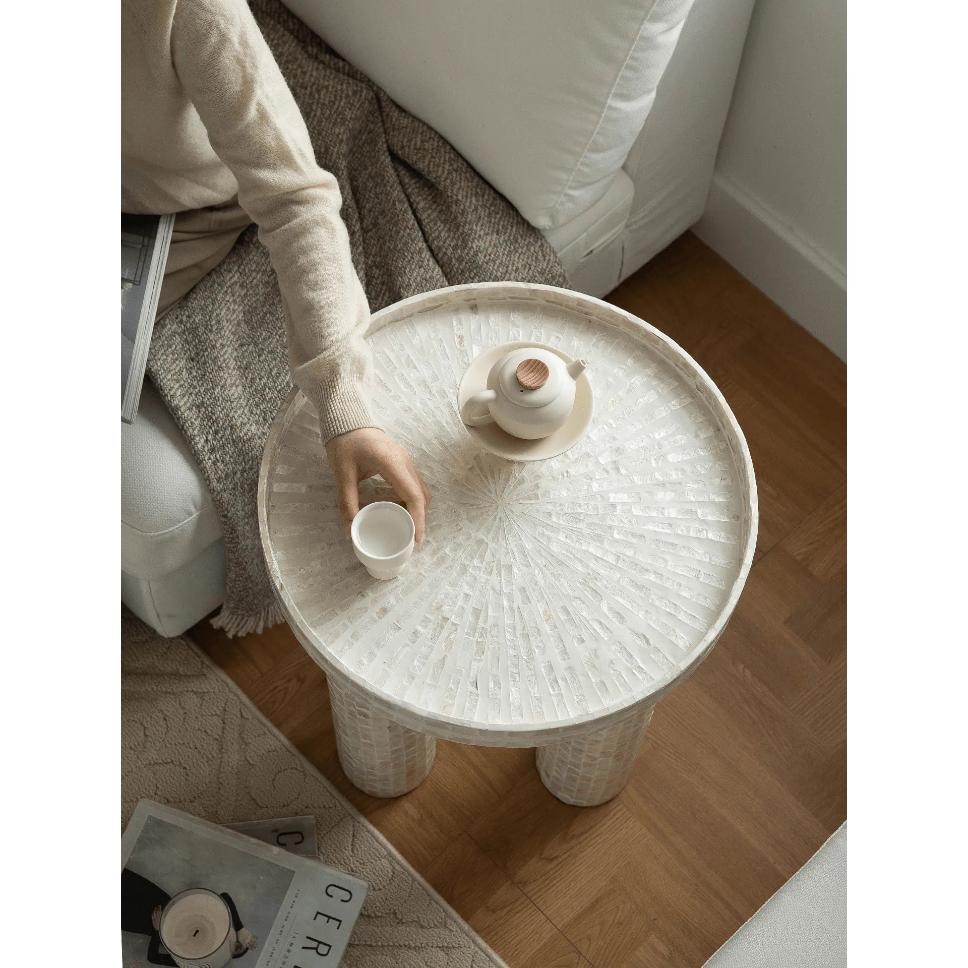 Handmade Sunburst Mother of Pearl Side Table with Sculptural Tripod Base Zweitbild