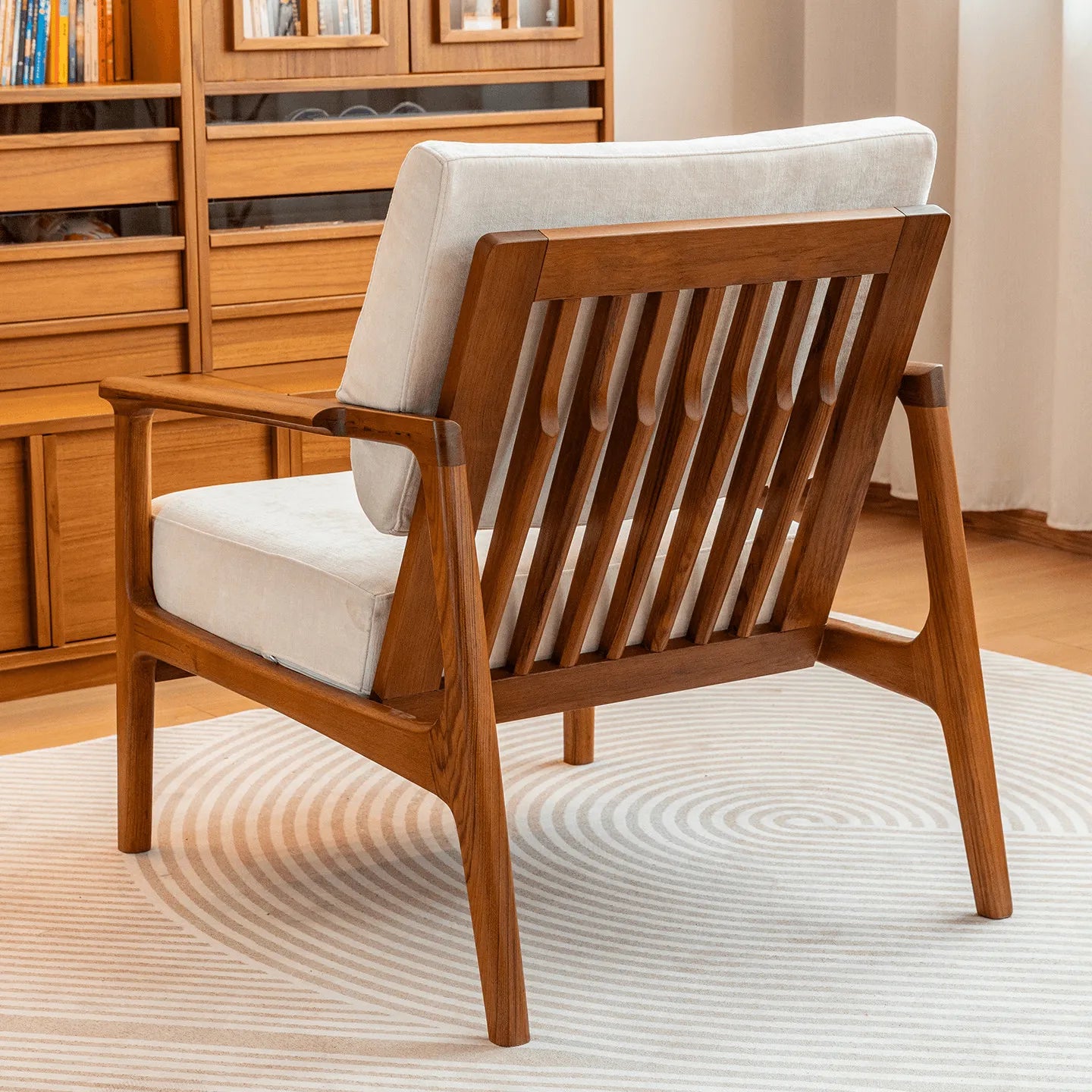 Silla Japandi de Teca con Respaldo de Listones, Brazos Anchos y Cojines Beige Imagen secundaria del producto