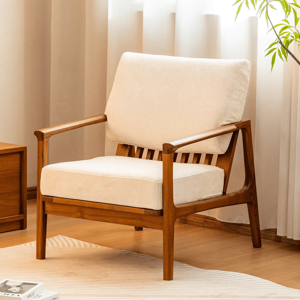 Japandi Teak Chair with Slatted Back, Wide Arms and Beige Cushions Main Product Image Imagen principal del producto
