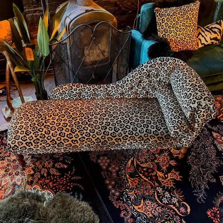 Leopard Print Chaise Lounge with Victorian Carved Wood and S-Curve Silhouette Imagen principal del producto