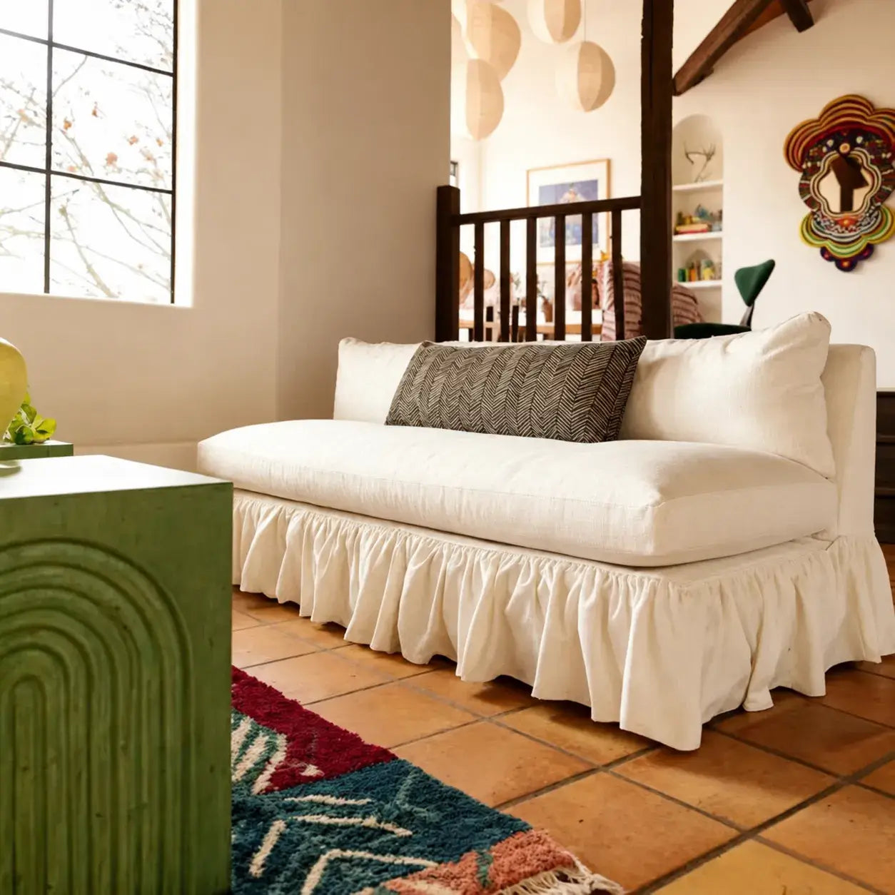 Niedrige Sofa mit Rüschenrock in Warmem Elfenbein für Lounge- und Lesebereiche Zweitbild