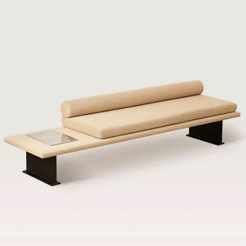 Moderne Boucle-Diele-Bank mit integriertem metallverkleidetem Regal für praktischen Stauraum