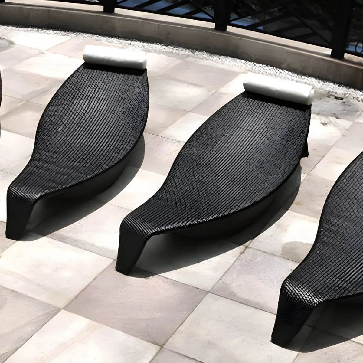 Modern Metal Outdoor Daybed with Woven Finish – Brown & Natural Image secondaire du produit