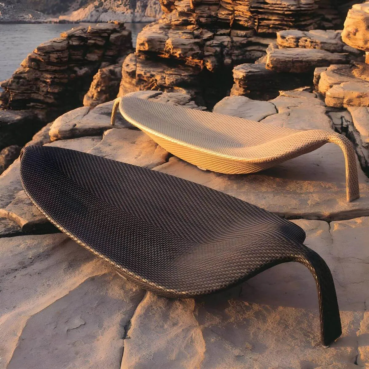 Modern Metal Outdoor Daybed with Woven Finish – Brown & Natural Main Product Image Image principale du produit