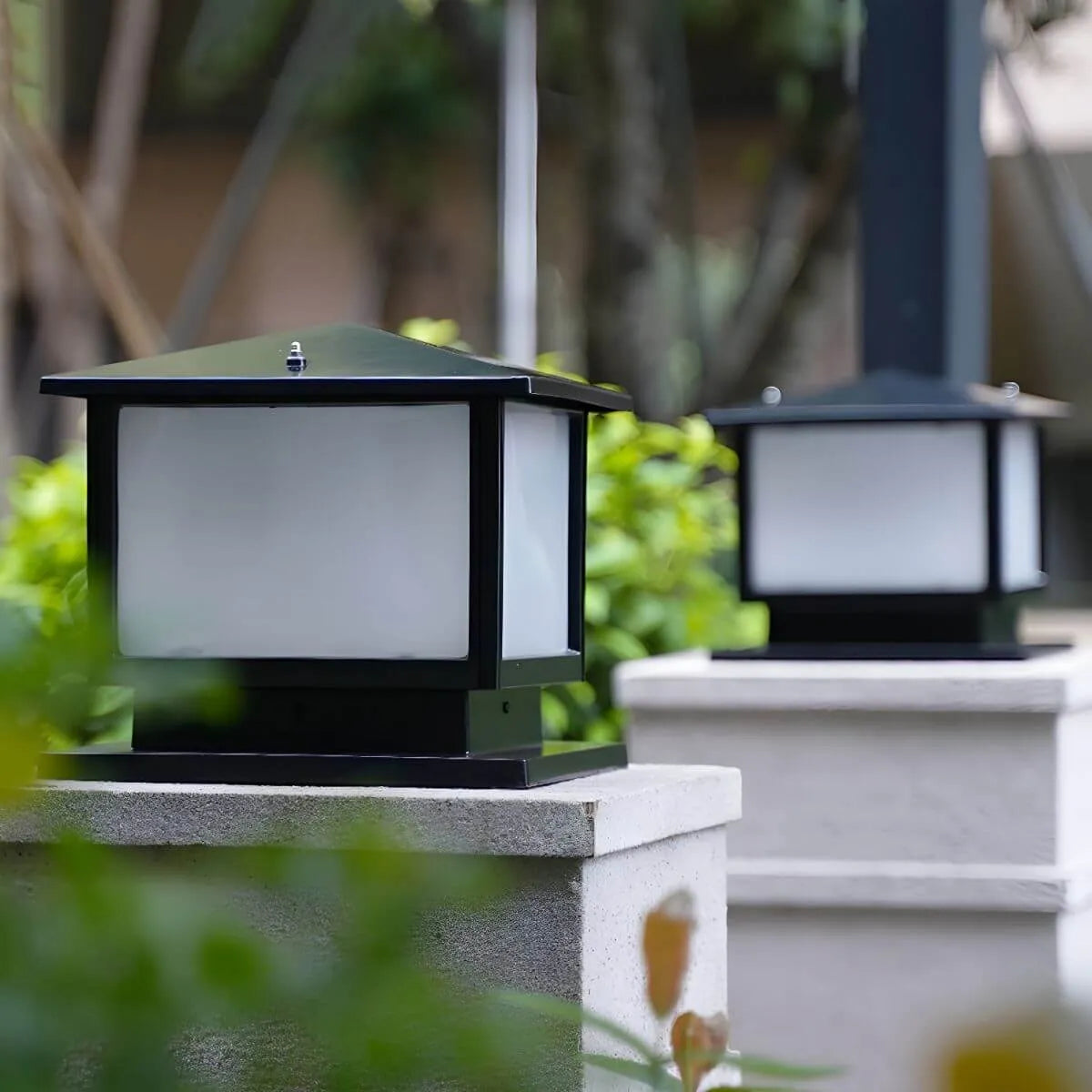Modern Rectangle Metal Outdoor Pillar Lamp with Hipped Roof Design Main Product Image Imagen principal del producto